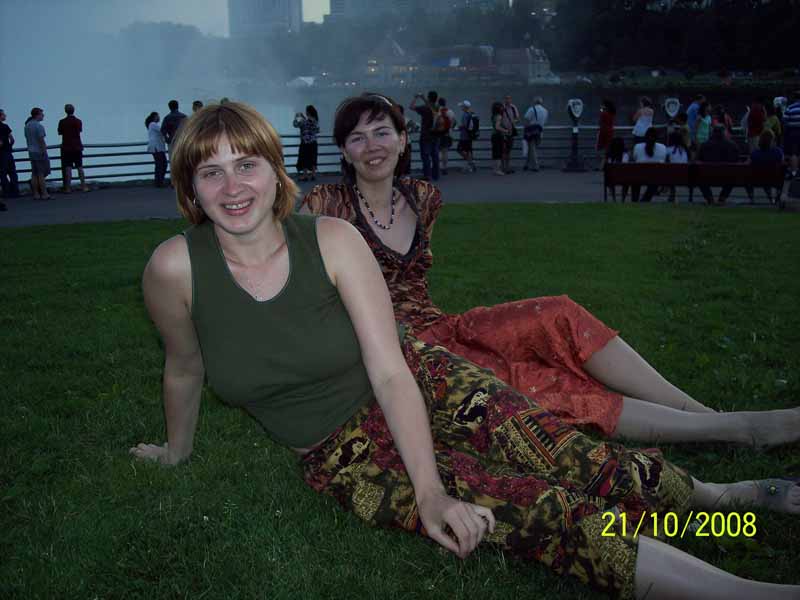 Two girls in front of Horsheshoe Falls