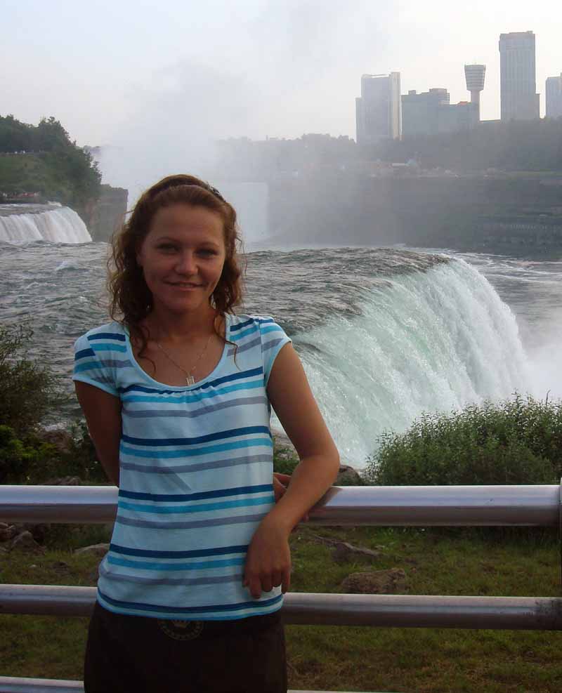 Russian girls enjoyin Niagara Falls