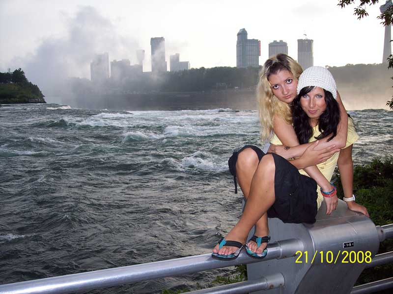 Masha and Tanya, Niagara Falls